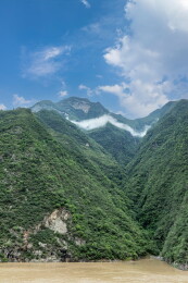 重庆巫山县长江巫峡青山蓝天秀丽山景