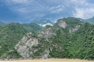重庆巫山县长江巫峡青山蓝天秀丽山景