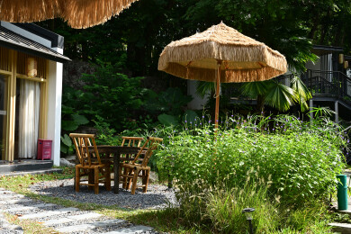 深圳园博园茅草伞下园林庭院休闲茶座景观