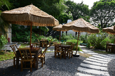 深圳园博园茅草伞下园林庭院休闲茶座景观