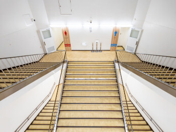 现代建筑室内对称楼梯与公共洗手间指示牌