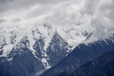 中国四川川西-子梅垭口-贡嘎雪山云雾缭绕
