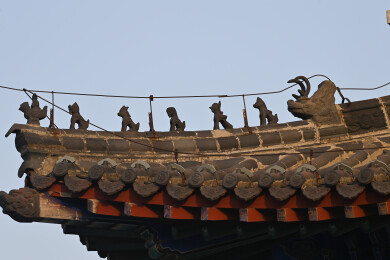 山东青州古城景区建筑顶上的瑞兽