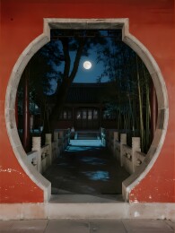 月夜古园圆门景