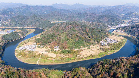 安徽歙县深渡镇的新安江大转弯