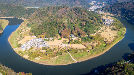 安徽歙县深渡镇的新安江大转弯