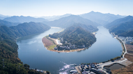 安徽歙县深渡镇的新安江大转弯