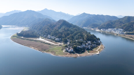 安徽歙县深渡镇的新安江大转弯