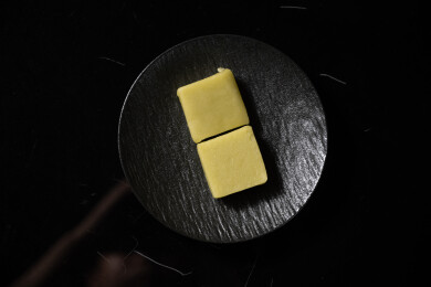 桌面上的盘子里的美味可口的薄荷糕