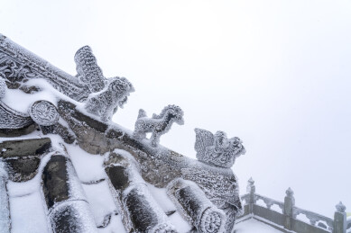 武当山寒冷大雪中的屋脊脊兽