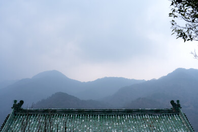 大山中的古建筑房屋屋脊背景