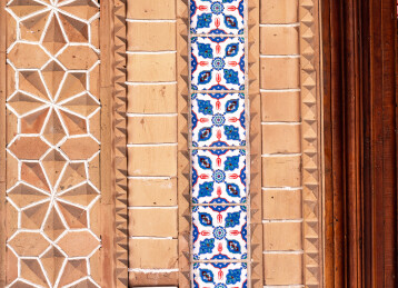 中国新疆莎车县的非遗博览园墙壁砖雕和瓷砖