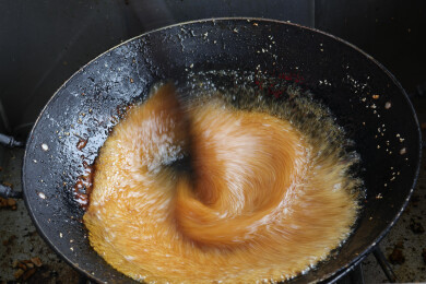 传统铁锅熬糖过程