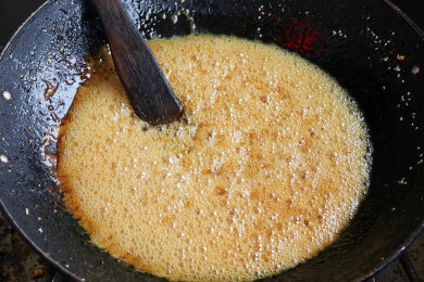 传统铁锅熬糖过程