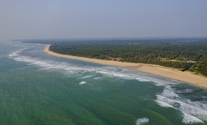 俯瞰晴天下的海南文昌东郊椰林和海岸沙滩