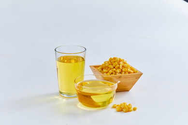 白色背景上的玉米与玉米油静物