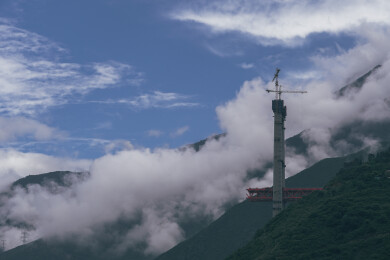 四川泸定云雾中的山间塔吊
