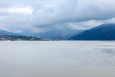 中国湖北秭归三峡库区云雾缭绕的山色景致