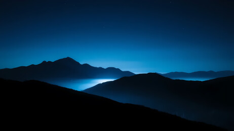 深蓝夜空下的静谧山景