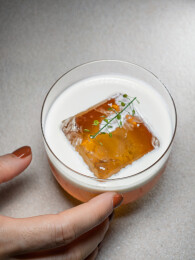 特调奶盖冷萃咖啡与透明方冰