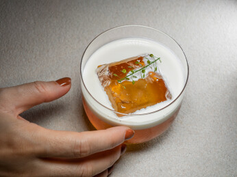 特调奶盖冷萃咖啡与透明方冰