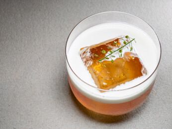 特调奶盖冷萃咖啡与透明方冰