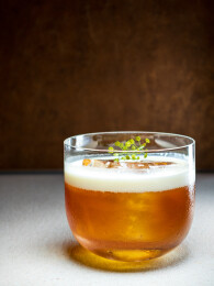 特调奶盖冷萃咖啡与透明方冰