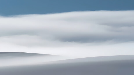 蓝天白云的宁静景象