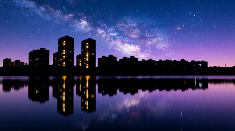 夜空繁星下的城市倒影