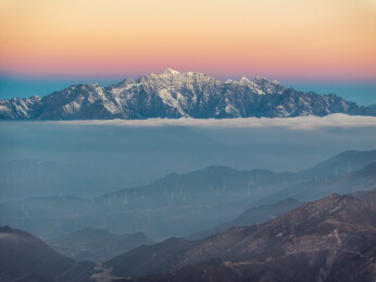 中国四川横断山脉大雪山田海子山清晨云海