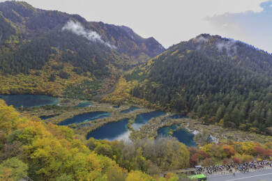 从九寨沟树正寨高空观景台俯瞰树正群海秋季