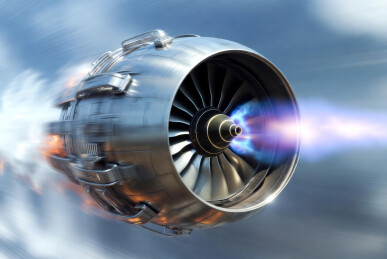 高速运转喷射蓝色火焰的飞机引擎特写