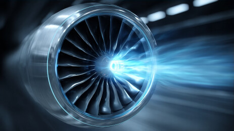 高速运转喷射蓝色火焰的飞机引擎特写