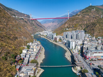 中国四川泸定桥与泸定大渡河特大桥同框