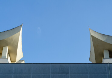 福建博物馆现代建筑顶部与蓝天景观