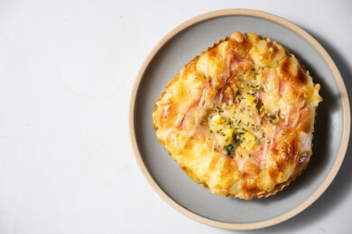 桌面上的盘子里的美味可口的披萨