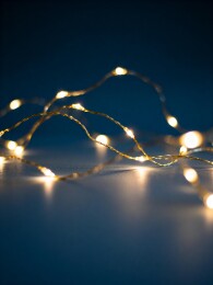 夜色中闪烁的灯串光影