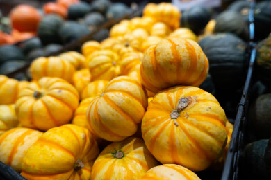 亚洲中国超市的货柜上摆满了南瓜