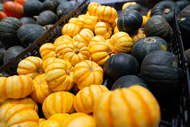 亚洲中国超市的货柜上摆满了南瓜