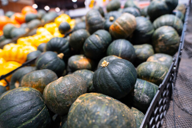 亚洲中国超市的货柜上摆满了南瓜