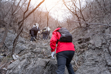冬季大山里户外运动的年轻人