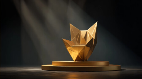 聚光灯下舞台上的金色低多边形沙发椅