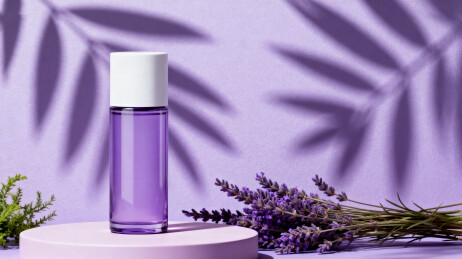 紫色瓶装精油与薰衣草