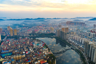 航拍湖北咸宁赤壁市城市清晨风光