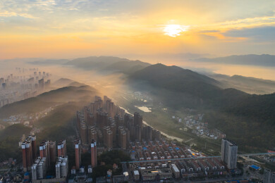 航拍湖北咸宁赤壁市城市清晨风光