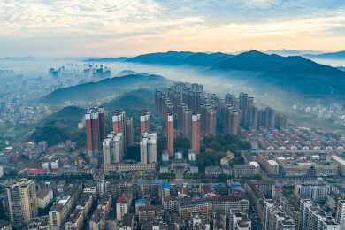 航拍湖北咸宁赤壁市城市清晨风光