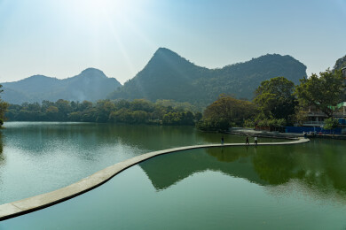 广西柳州市龙潭公园湖中道路