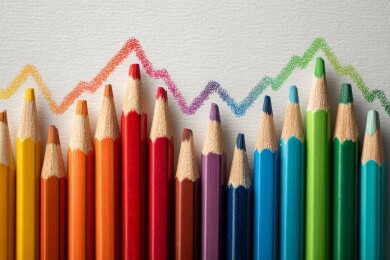 彩色铅笔排列成锯齿形