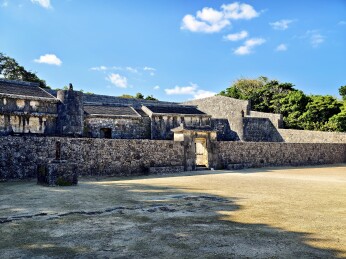 日本冲绳县那霸市，玉陵外周石墙