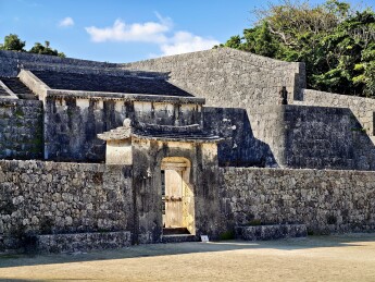 日本冲绳县那霸市，玉陵外周石墙